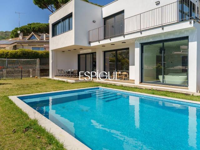 Casa en venta en Premià de Dalt. Casa de reciente construcción con piscina, jardín y vistas al mar en Premià de dalt. Casas Premià de.