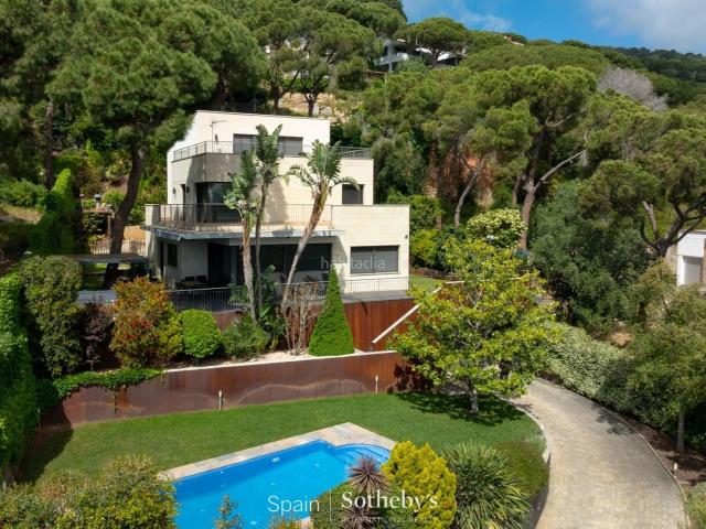 Casa en venta en Premià de Dalt. Casa moderna con vistas al mar y mucha privacidad en Premià de Dalt. Casas Premià de.