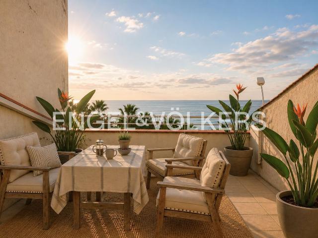 Casa en venta en Premià de Mar, Centre Nucli Antic. Casa unifamiliar con carácter elegante, frente al azul infinito del Mediterráneo. Casas Premià de.