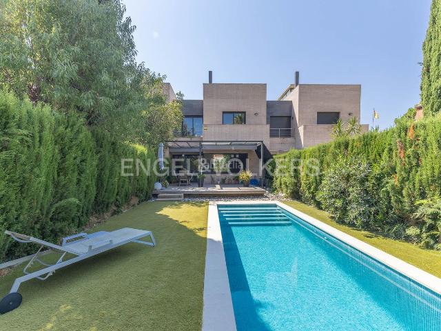 Casa en venta en Premià de Mar, Sector Est. Formidable casa con jardín y piscina, muy cerca del mar. Casas Premià de.
