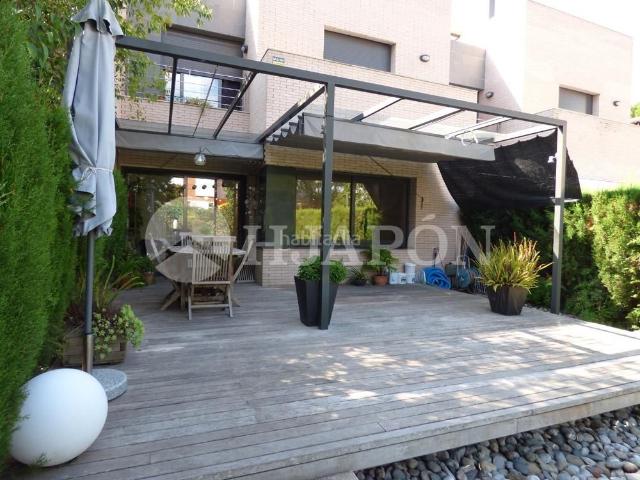 Casa adosada en venta en Premià de Mar, Sector Est. Magnífica propiedad con jardín y piscina a 300 metros de la playa y Renfe. Casas adosadas Premià de.