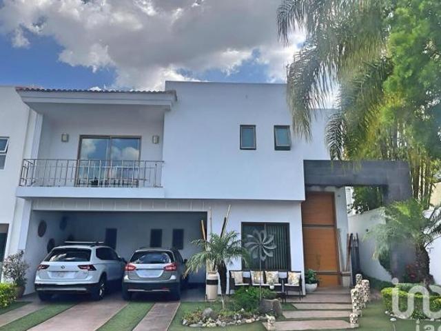 Casa en Venta en primer sección de Bugambilias, Zapopan, Jalisco