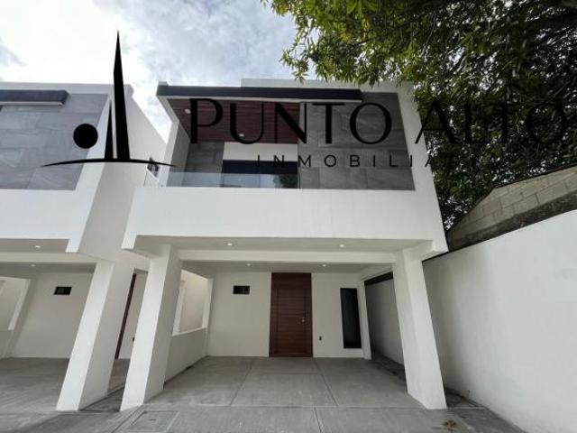 CASA EN VENTA EN PRIVADA