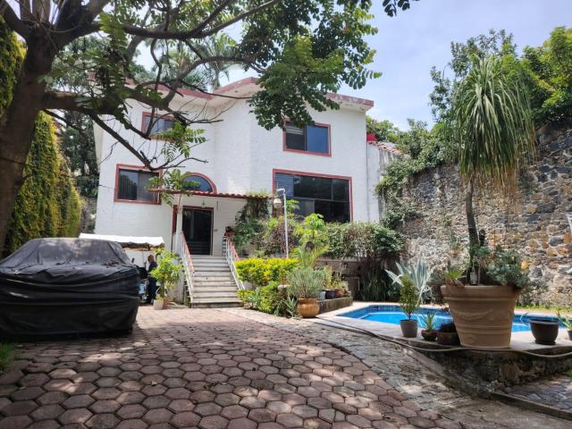 Casa en venta en privada con port?n electrico