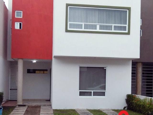 CASA EN VENTA EN PRIVADA CON VIGILANCIA Y ALBERCA, LISTA PARA HABITAR!