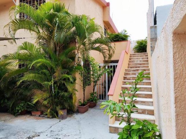 CASA EN VENTA EN PRIVADA CON 3 ESTUDIOS EN AV. UXMAL EN CANCÚN C4141