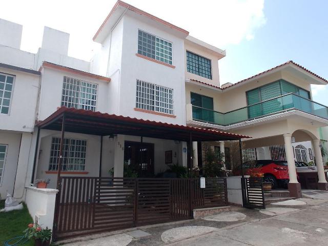 Casa en venta en privada cerrada en El Fracc. El Diamante