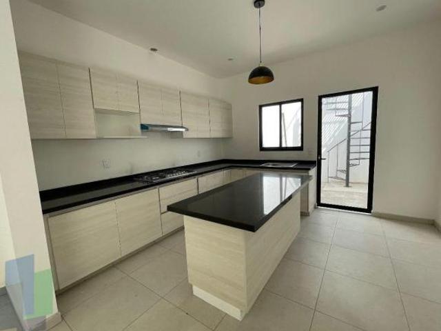Casa en venta en privada amplios espacios 3 recámaras zona Santa Elena