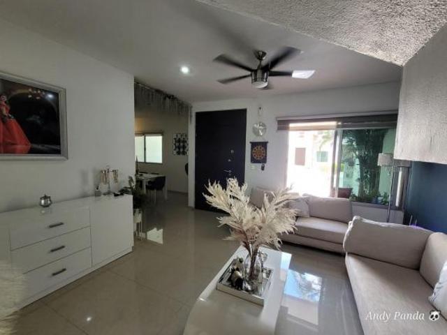 CASA EN VENTA EN PRIVADA AVENIDA YUCATÁN DE 4 RECÁMARAS 4