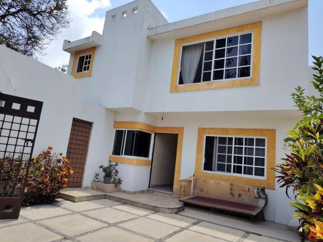 Casa en venta en privada dentro de las Fincas