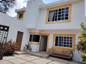 Casa en venta en privada dentro de las Fincas