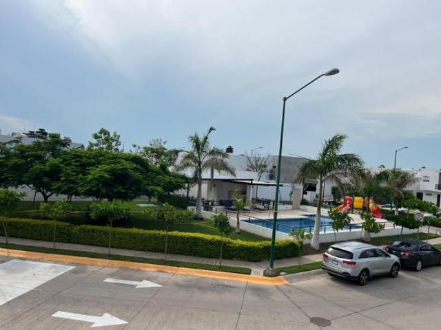 CASA EN VENTA EN PRIVADA KENTIA VALLE ALTO