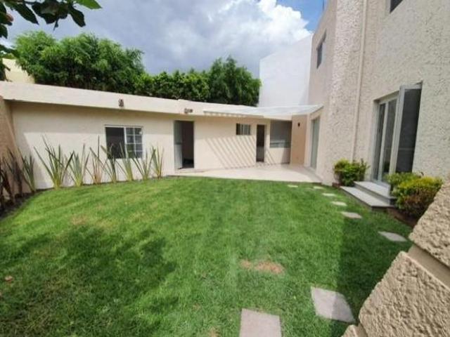 CASA EN VENTA EN PRIVADA JURICA