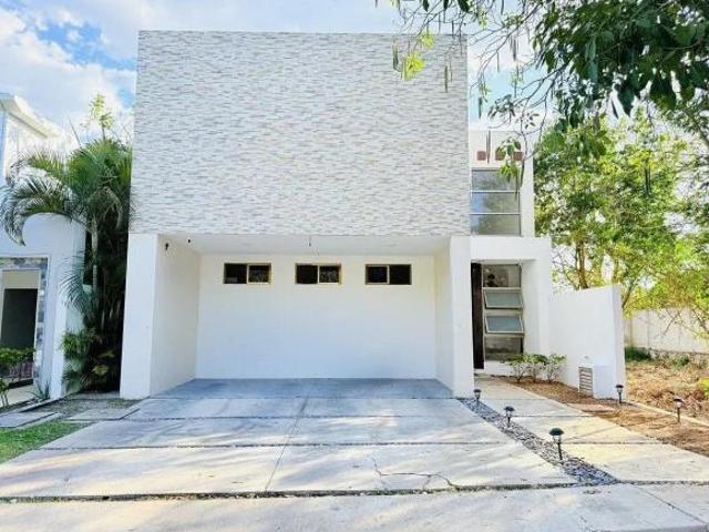 CASA EN VENTA EN PRIVADA PARQUE CENTRAL, NORTE DE MÉRIDA
