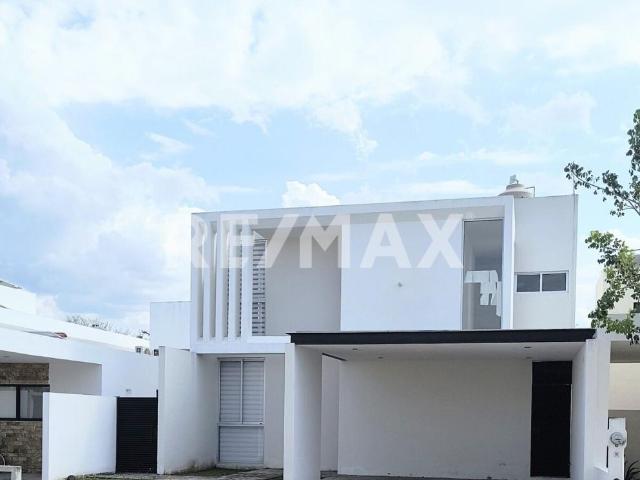 Casa en venta en privada residencial Canaria, Conkal