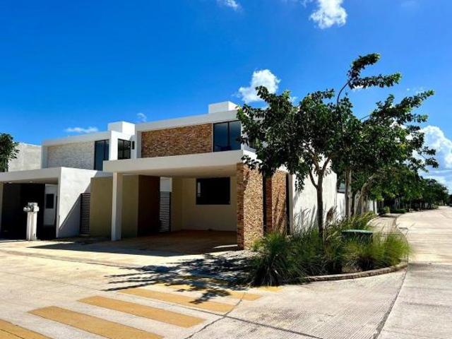 CASA EN VENTA EN PRIVADA ZENDERA UBICADA EN CONKAL