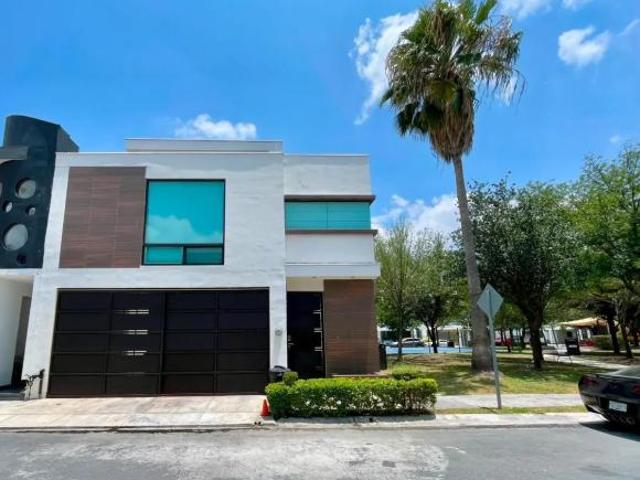 CASA EN VENTA EN PRIVADAS DE ANAGUAC, SECTOR IRLANDES