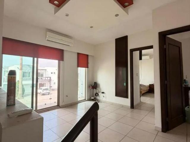 Casa en Venta en Privadas de Santiago, Saltillo Amplia y Bien Ubicada