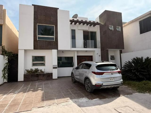 Casa en Venta en Privadas de Santiago, Saltillo Amplia y Bien Ubicada