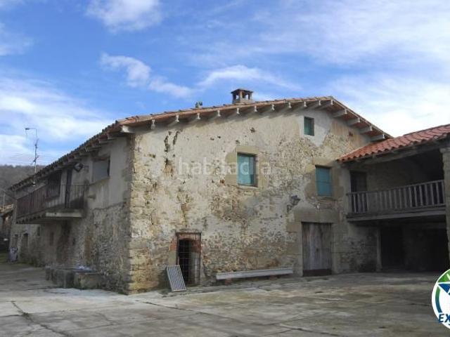 Casa en venta en Quart. Finca ganadera y forestal con una terreno de 108 hectáreas en Vidrà. Casas.