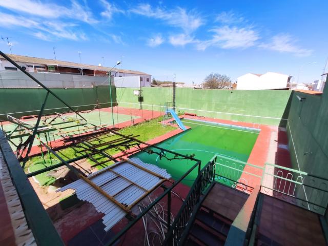 Casa en venta en Quintanar de la Orden. Chalet en zona tranquila de Quintana de la Orden. Casas Quintanar de la.