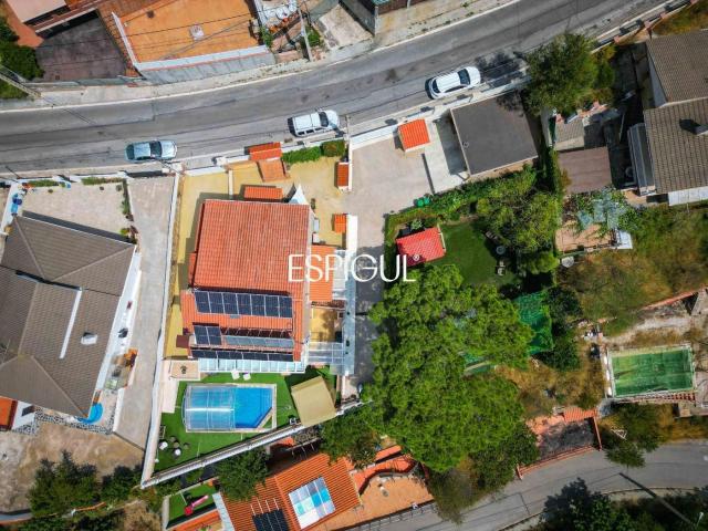 Casa en venta en Rubí, Castellnou Can Mir Can Solà. Exclusiva casa en venta con vistas panorámicas y piscina climatizada en Rubí, Les Martines. Casas.