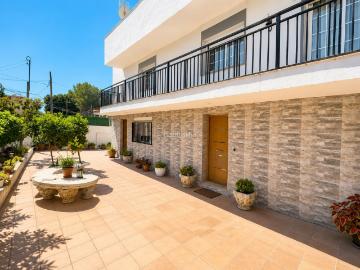 Casa en venta en Rubí, Castellnou Can Mir Can Solà. PRECIOSA CASA CON JARDÍN Y PISCINA EN VENTA. Casas.