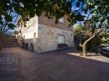 Casa en venta en Rubí, Castellnou Can Mir Can Solà. Vivir rodeado de naturaleza casa a cuatro vientos con jardín, piscina y vistas abiertas. Casas.
