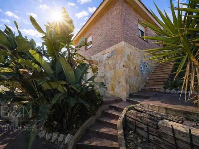 Casa en venta en Rubí, Castellnou Can Mir Can Solà. Vivir rodeado de naturaleza casa a cuatro vientos con jardín, piscina y vistas abiertas. Casas.