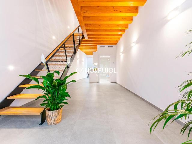Casa en venta en Rubí, Centre. Exclusiva casa de obra nueva en Rubí Calidad premium, vigas de madera, patio, balcón y aerotermia a 5 minutos de FGC. Casas.