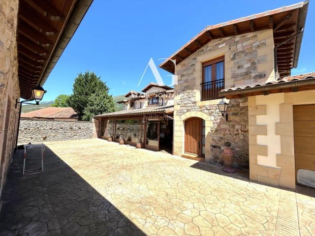 Casa en venta en Ruente. Exclusiva casona con dos viviendas independientes y finca de 2.500 m en Ruente. Casas.