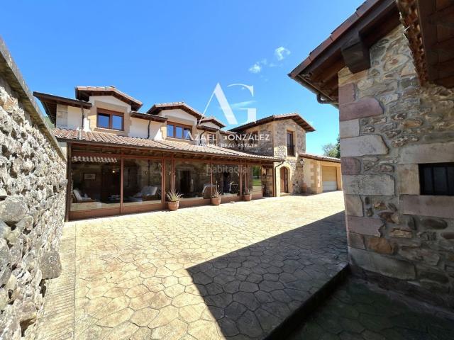 Casa en venta en Ruente. Exclusiva casona con dos viviendas independientes y finca de 2.500 m en Ruente. Casas.