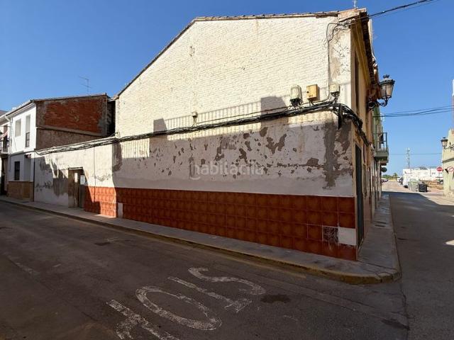 Casa en venta en Rafelbunyol. Chalet adosado de 2 plantas con patio y reforma en curso. Casas.