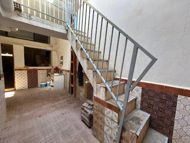 Casa en venta en Rafelbunyol. SE VENDE CASA EN RAFELBUNYOL MUY GRANDE Y DA A DOS CALLES POSIBLIDAD DE HACER CUATRO O SEIS PISOS. Casas.