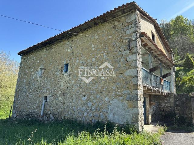 Casa en venta en Ramales de la Victoria. Casa de piedra a reformar con casi 5.000 metros de terreno. Casas Ramales de la.