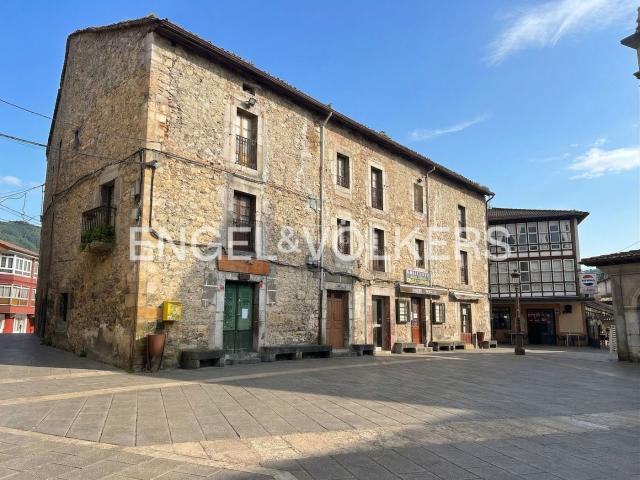 Casa en venta en Ramales de la Victoria. Edificio de 1920 en Plaza Duques de la Victoria en Ramales. Casas Ramales de la.