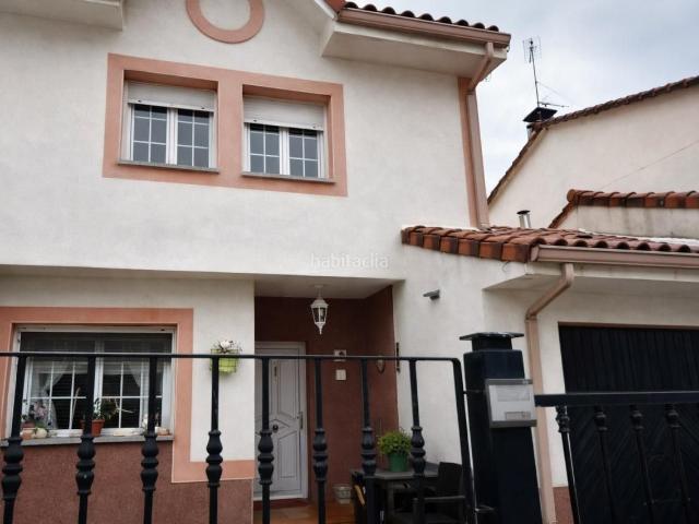 Casa en venta en Rascafría. Chalet pareado de 6 dormitorios con jardín privado, garaje y buhardilla en Rascafría. Casas.