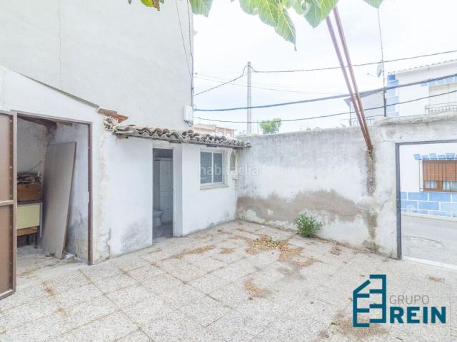 Casa en venta en Recas. Gran casa de pueblo en el centro de Recas 414 m de parcela con patio central, gran patio trasero y un sinfín de posibilidades. Casas.