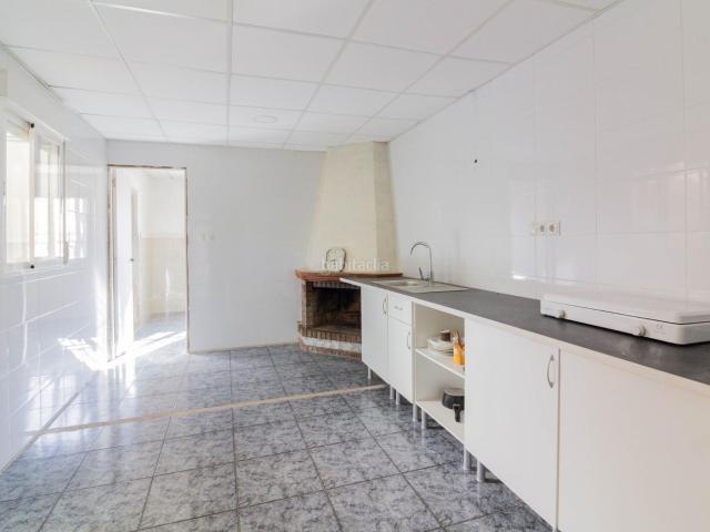 Casa en venta en Redován. Amplia Casa en Redován con Terraza y Patio Oportunidad Única. Casas.