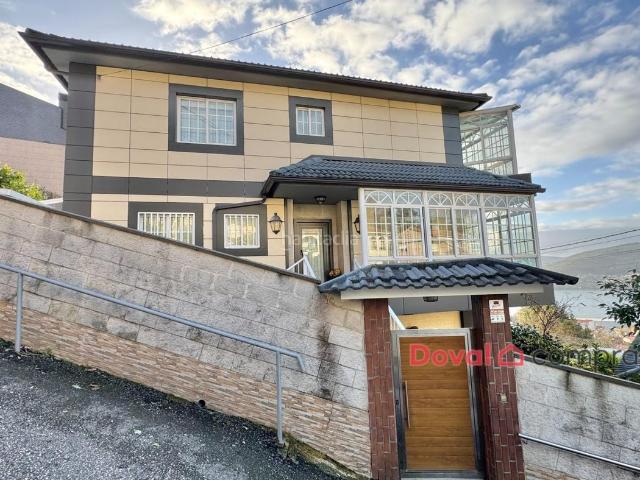 Casa en venta en Redondela. Casa con terreno y vistas a la Ría a 10 minutos del centro Vigo. Casas.