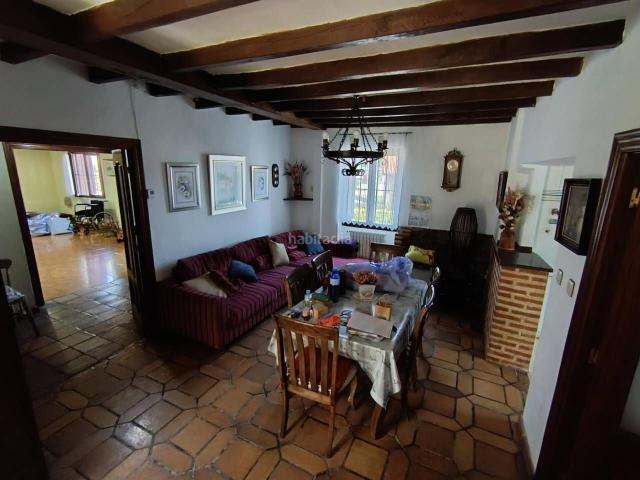 Casa en venta en Reocín. Casa montañesa rehabilitada de 320 m con jardín, garaje para dos coches y zona exterior en Caranceja. Casas.