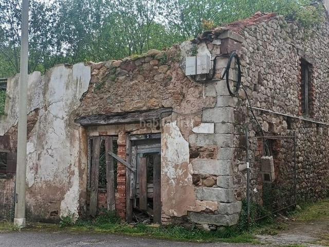 Casa en venta en Reocín. Casa para reformar en Caranceja de 302 m2 construidos sobre parcela de 420 m2. Casas.