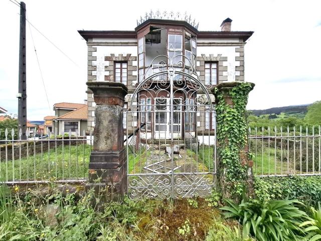 Casa en venta en Reocín. Casona de estilo indiano en Quijas un pedazo de historia esperando volver a brillar. Serás tú quien lo haga posible? Si alguna vez. Casas.