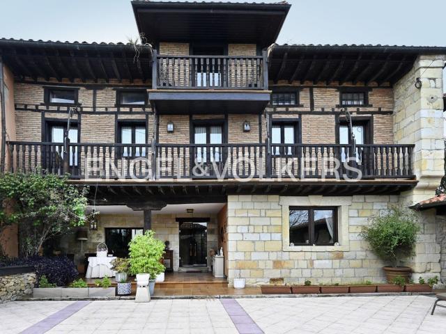Casa adosada en venta en Reocín. Casona histórica del año 1700 en Cerrazo. Casas adosadas.