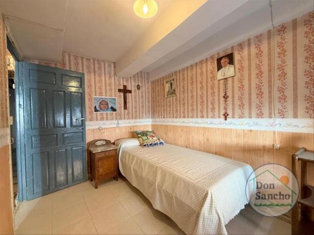 Casa en venta en Renedo de Esgueva. Les presentamos una oportunidad única para adquirir una espectacular casa llena de posibilidades en la hermosa localidad de Renedo. Casas Renedo de.