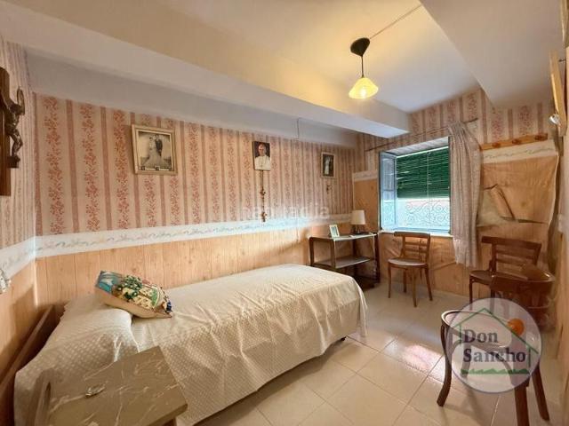 Casa en venta en Renedo de Esgueva. Les presentamos una oportunidad única para adquirir una espectacular casa llena de posibilidades en la hermosa localidad de Renedo. Casas Renedo de.