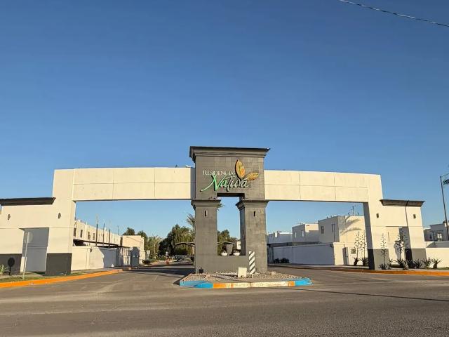Casa en Venta en Residencial Natura, Mexicali: Amplia Propiedad en Zona Segura