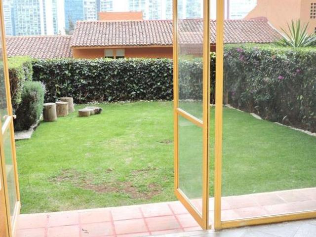 CASA EN VENTA EN RESIDENCIAL ANTIGUA frente al centro comercial