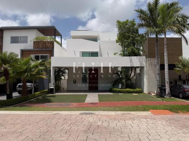 Casa de 4 Recámaras en Venta en Residencial Cumbres