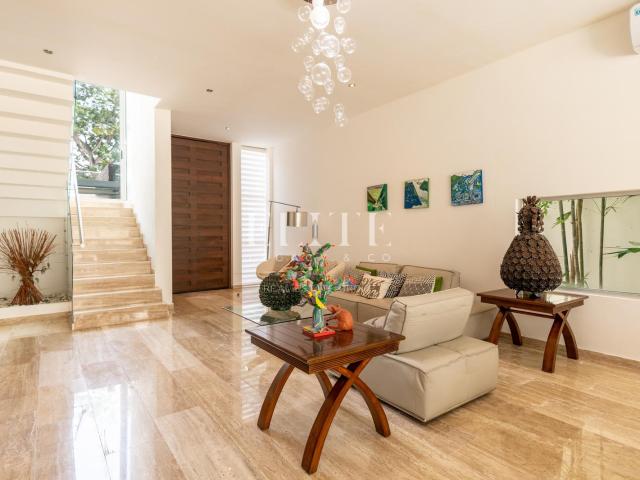 Espectacular Casa en Venta en Residencial Cumbres de 4 Recamaras frente al Parque